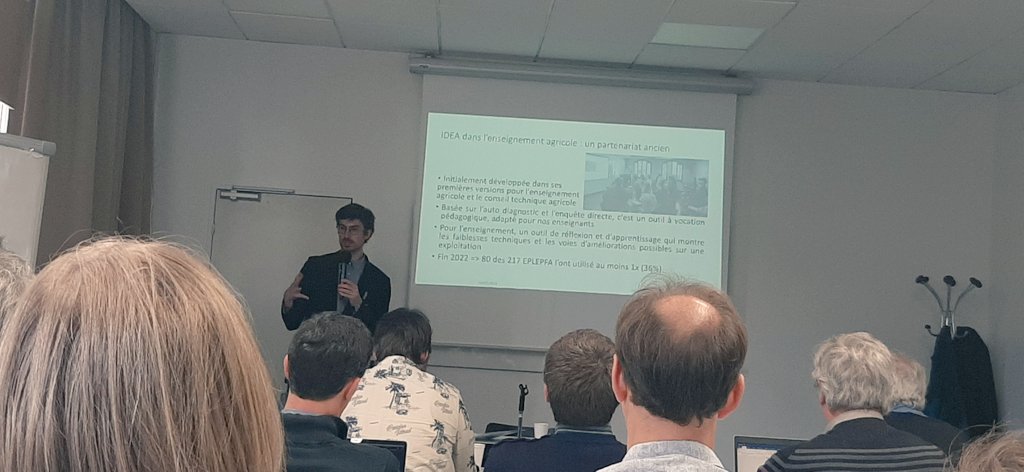Cpeltiered's tweet photo. Il présente le plan #EPA2 et la place d'IDEA4 dans les formations notamment en BTSA et bac pro... les stages de formation proposés aux enseignants par les écoles d'accompagnement @BergerieNat @InstitutAgroDjn @ENSFEA_Toulouse. https://t.co/nETc9zkl0A