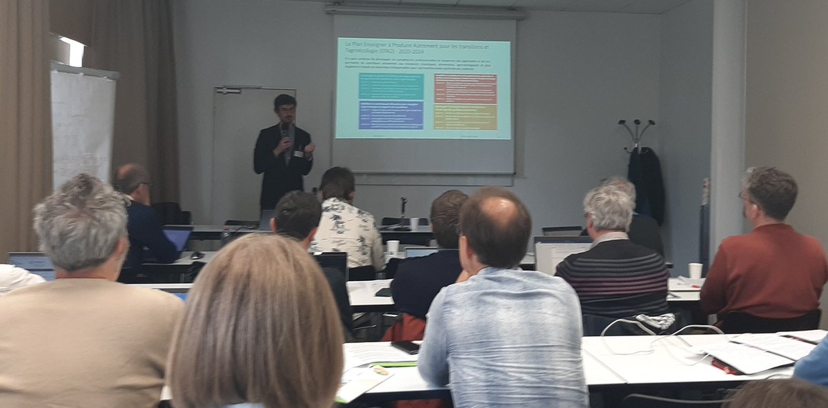 Cpeltiered's tweet photo. Il présente le plan #EPA2 et la place d'IDEA4 dans les formations notamment en BTSA et bac pro... les stages de formation proposés aux enseignants par les écoles d'accompagnement @BergerieNat @InstitutAgroDjn @ENSFEA_Toulouse. https://t.co/nETc9zkl0A