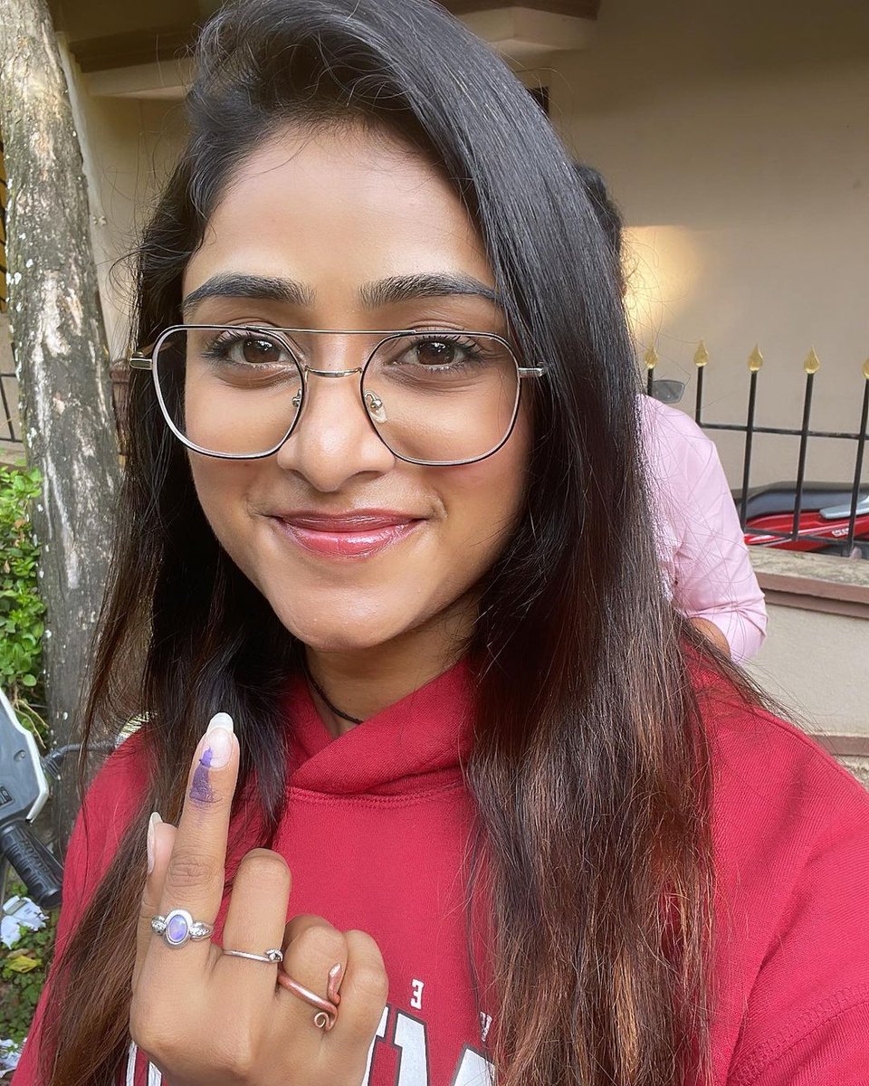FlimsUpdates's tweet photo. I Voted! did u?
.@sangeethaSring cast their vote and get inked with a democracy tattoo
#KarnatakaAssemblyElection2023
#Justdoit #ItsYourRight #Itsyourduty
#Sandalwoodfilmsupdate
#LetsVote #electionday2023 https://t.co/ungT6JkPTL