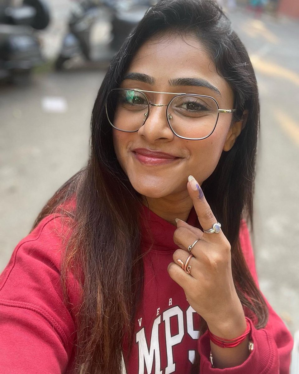 FlimsUpdates's tweet photo. I Voted! did u?
.@sangeethaSring cast their vote and get inked with a democracy tattoo
#KarnatakaAssemblyElection2023
#Justdoit #ItsYourRight #Itsyourduty
#Sandalwoodfilmsupdate
#LetsVote #electionday2023 https://t.co/ungT6JkPTL
