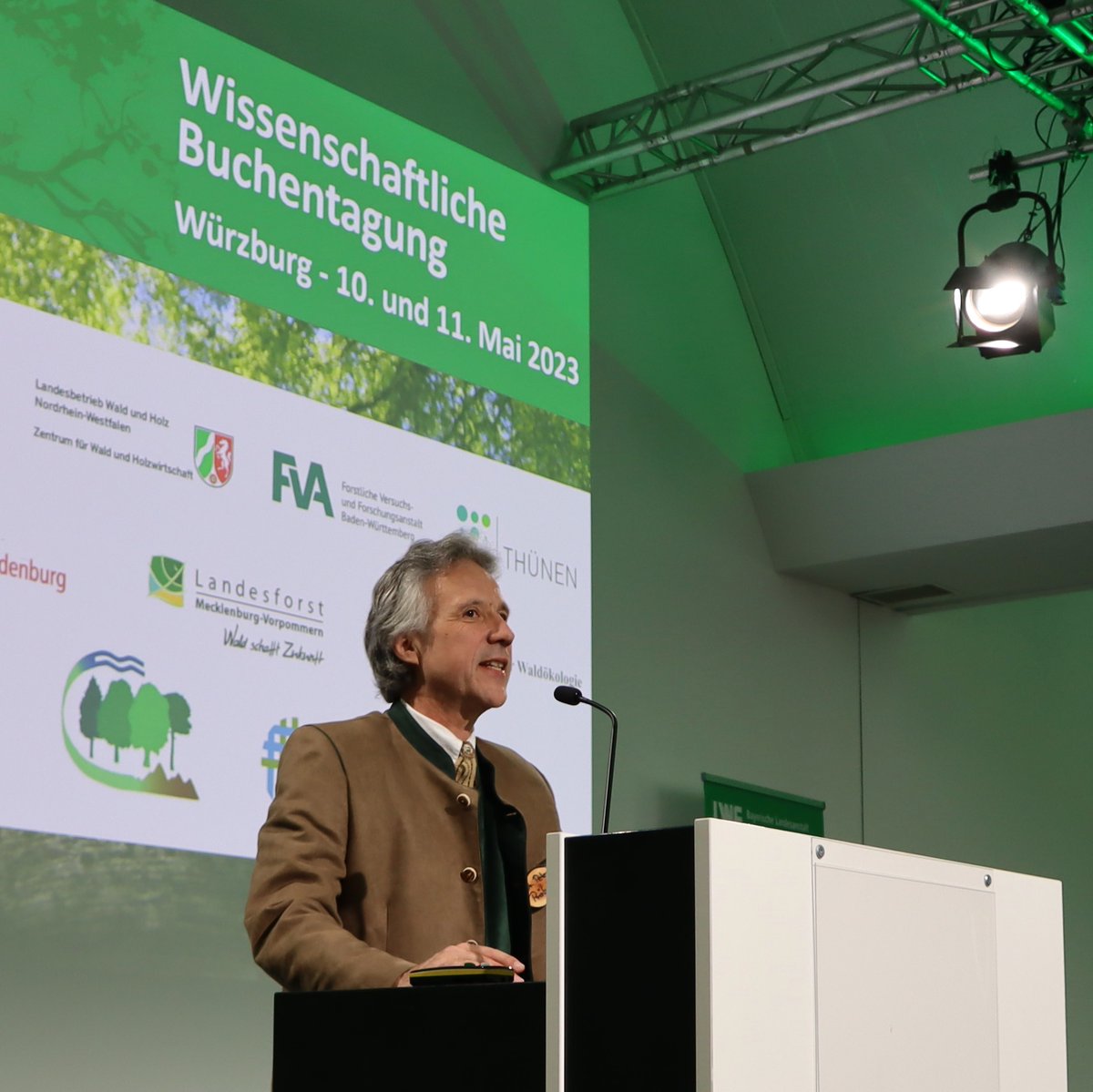 waldforschung's tweet photo. 🌳👩‍🏫Die Zukunft der #Rotbuche diskutieren 150 Wissenschaftler in 22 Vorträgen an der Buchentagung, 10.-11.05., Würzburg - ein Gemeinschaftsprojekt von 9 Forstlichen Versuchsanstalten, u.a. #LWF

➡️Ziel: Forschungsbedarf und Strategien zum weiteren Umgang mit der #Buche erarbeiten https://t.co/5TcO9hv9aP