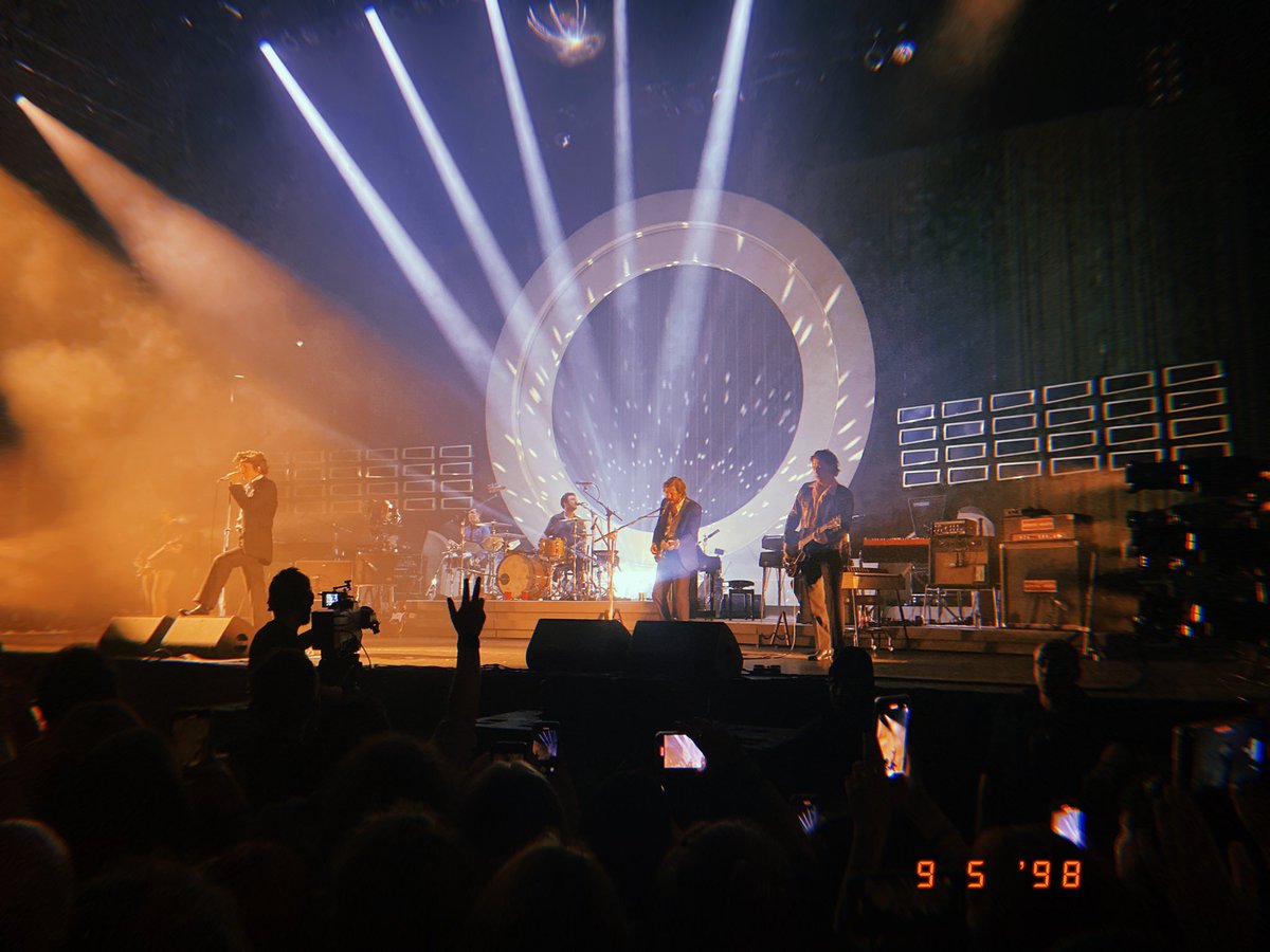 muted_brain's tweet photo. Hier il y avait un petit groupe pas très connu à Bercy j’sais pas si vous connaissez c’est aRcTiC MoNkEyS https://t.co/8sKR6SecJK