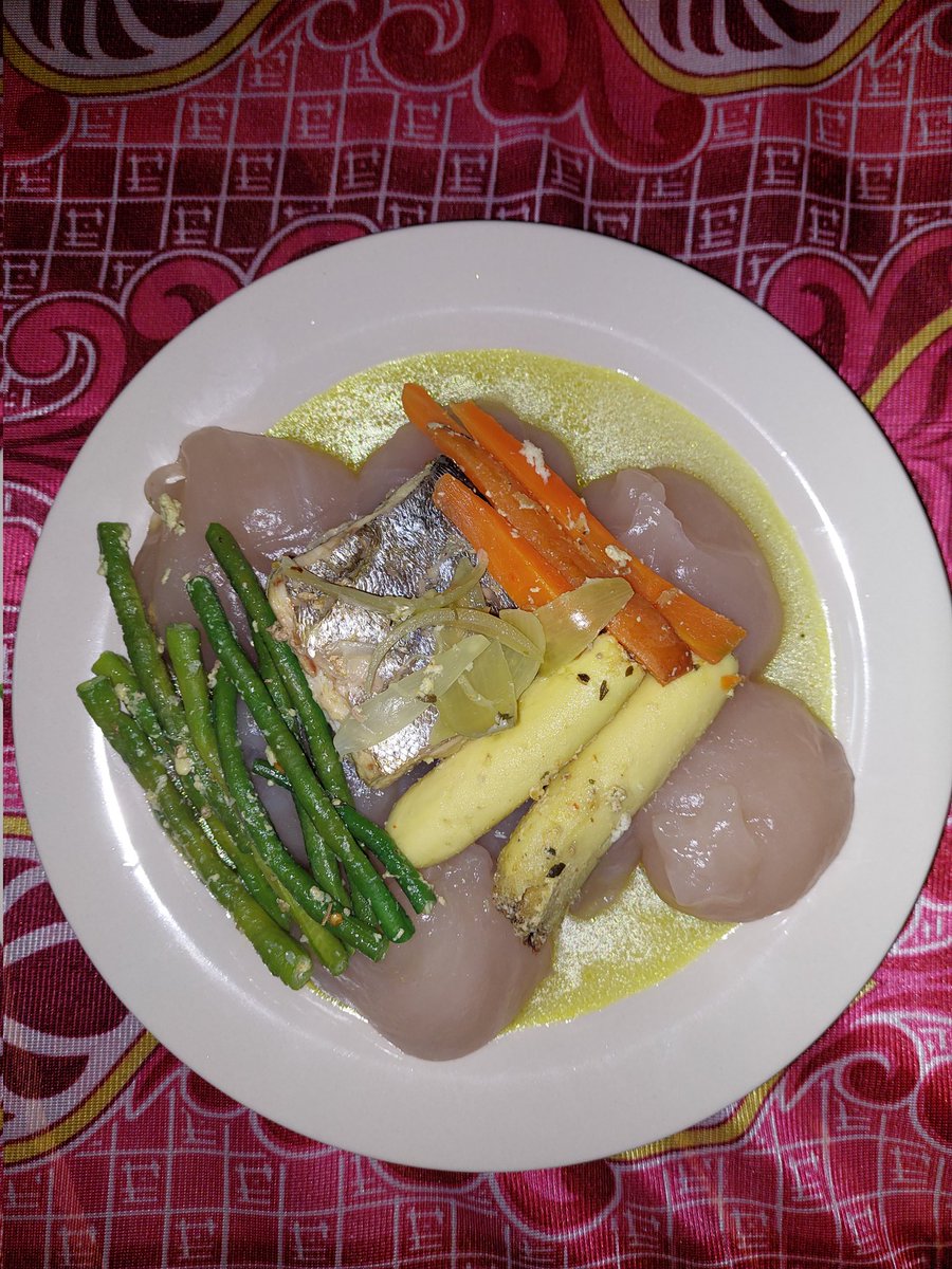 A hearty dinner of sago (nangu) and fish with fresh veggies.
#healthyliving #localdelicacies #PNG