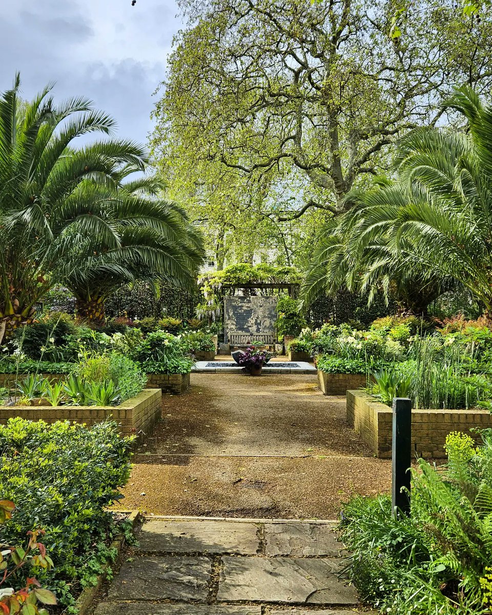 Ames_Collection's tweet photo. Great banner @LDNGardensTrust! Spotted outside Eaton Square #Gardens for #LOG23 10-11 June
Check out Whatson https://t.co/PzWN5xmBCG https://t.co/CbxXSXTHGj