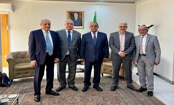 APS_Algerie's tweet photo. #Industrie : #Aoun reçoit le président de l'#ANEXAL
🔗https://t.co/4cmTwaWJay https://t.co/28ScIeTM3S