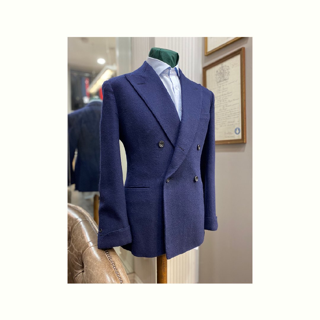 meyer_mortimer's tweet photo. Double-breasted bespoke jacket with wide lapels.

Meyer &amp; Mortimer makes beautiful clothes in the highest standards of Savile Row bespoke tailoring.

https://t.co/28TQt3kgan

#savilerow #bespoke tailor #doublebreastedjacket https://t.co/2QsoleZnPp