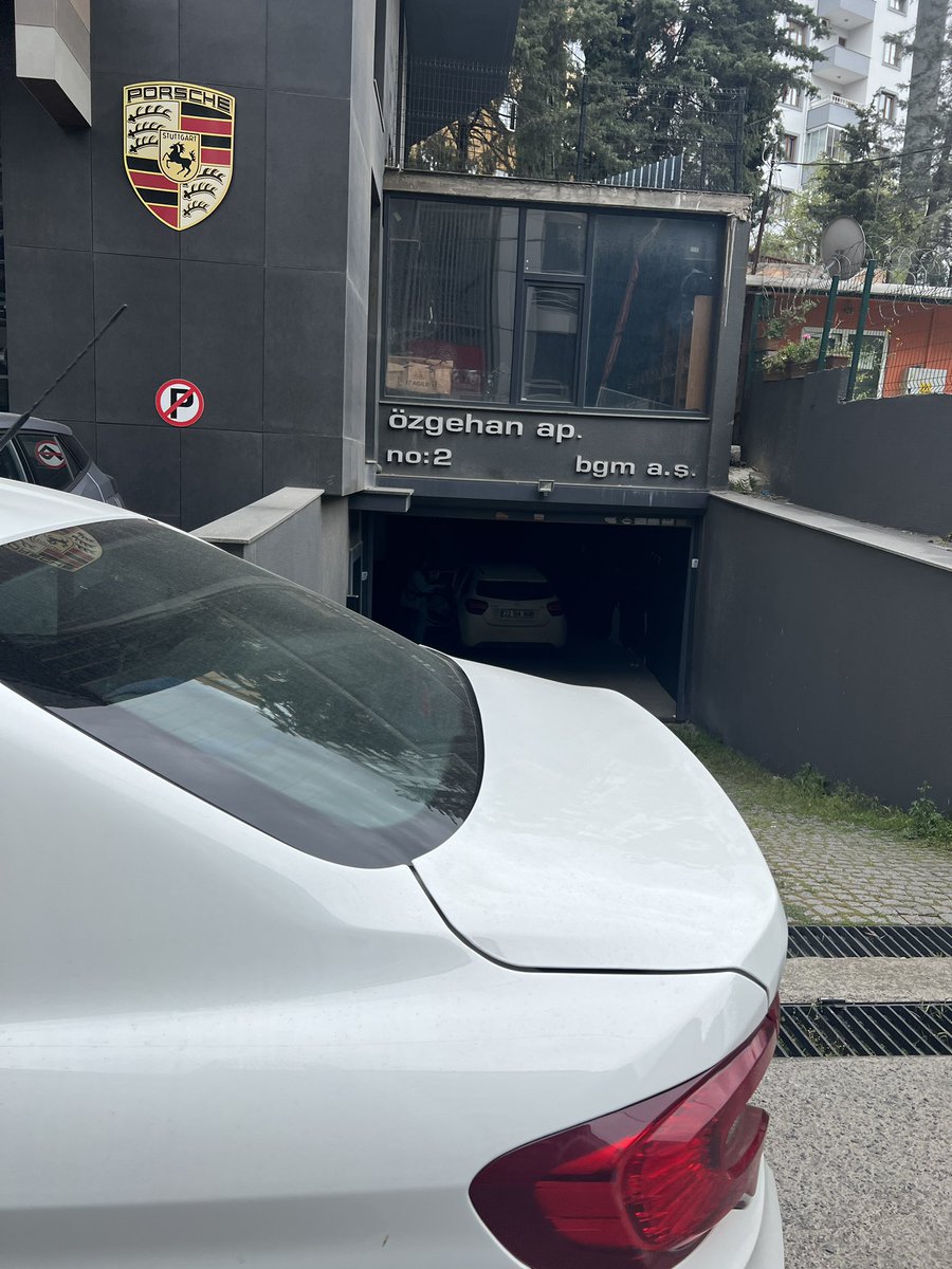 Bu iyilik elçilerine arabayı otopark girişlerine park etmemeleri gerektiğini öğretir misin. Defalarca şikayet etmeme rağmen anlayamıyorlar! <a href="/waternetsu/">Waternet Su</a> #waternet