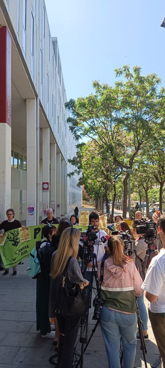 AturemHardRock's tweet photo. ‼️DEFENSEM LA TERRA, LLAUREM EL FUTUR‼️

👉🏽Avui en roda de premsa anunciem la unió dels moviments socials del Camp i l'Ebre per convocar la manifestació pel futur del territori! 

🗓️Diumenge 18 de juny
🕖12h
📌Passeig de les Palmeres (Tarragona)

#LlauremElFutur 
#AturemHardRock https://t.co/D6DD22u4Py