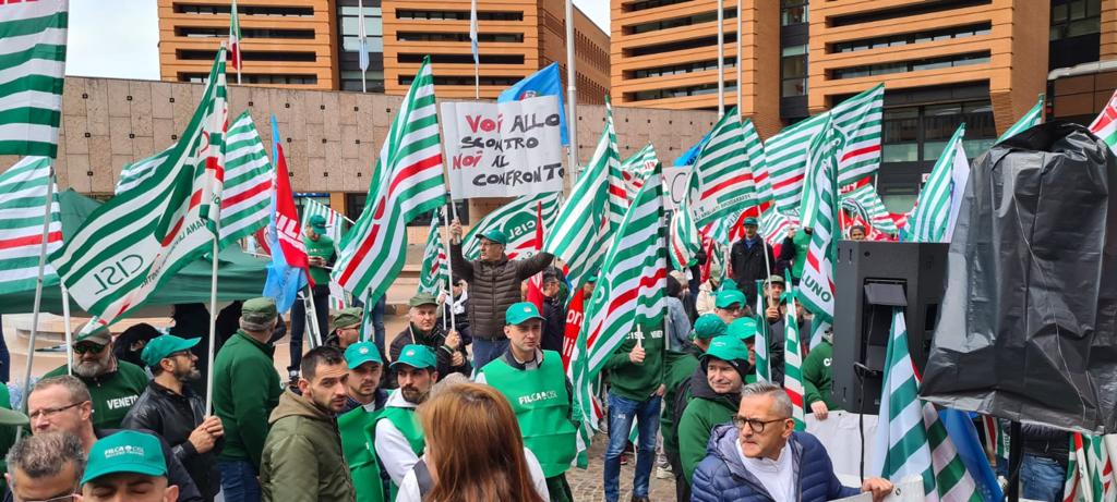 FilcaCisl's tweet photo. #Contratto #legno e arredo, #sindacati: "Ora #Federlegno riapra il tavolo o mobilitazione continua". 
https://t.co/PWRSLVf75R https://t.co/1THQ3D5fho