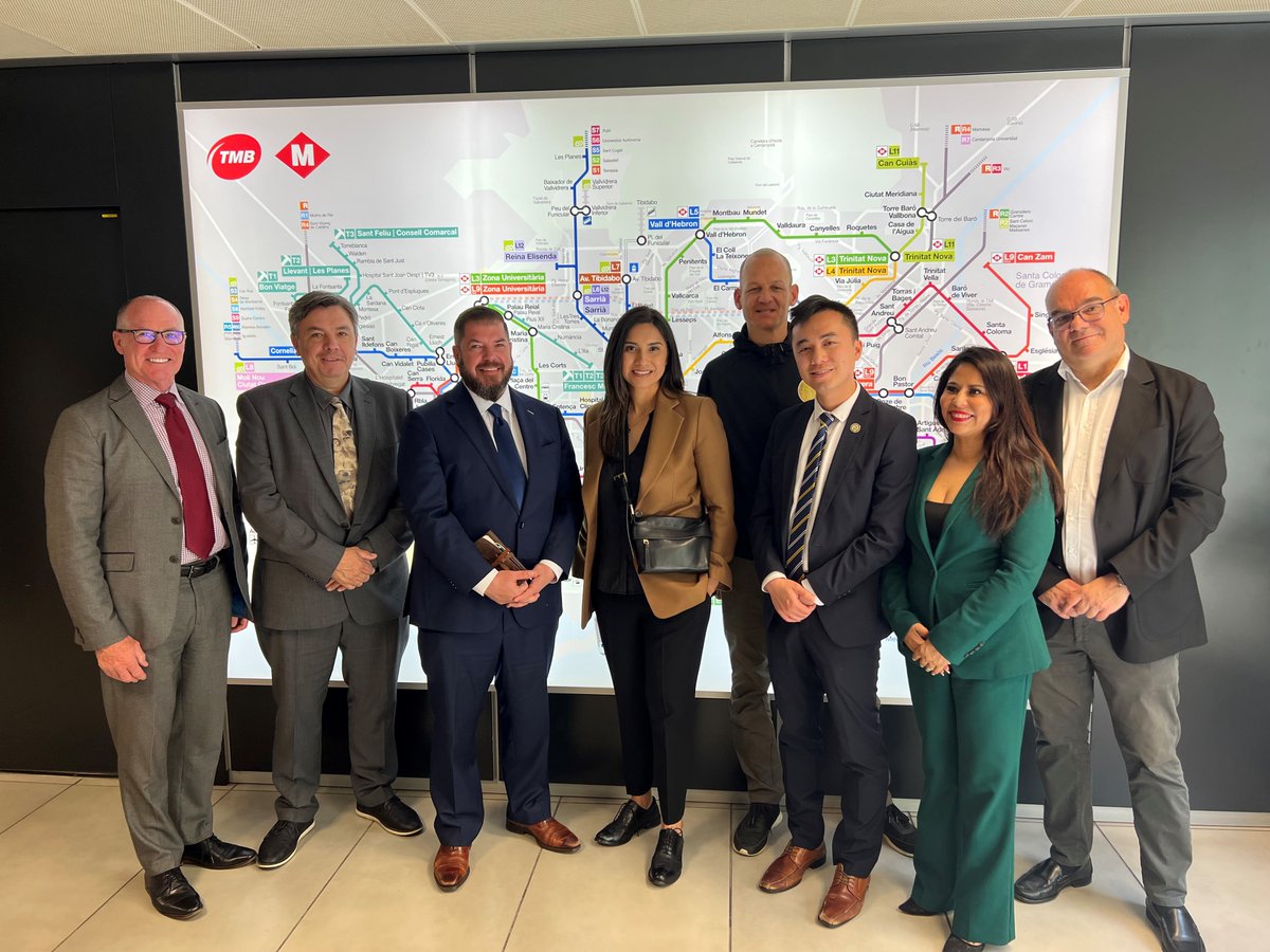 TMB_Barcelona's tweet photo. 🤝Una delegació de la Comissió de Transports de l’Assemblea de Califòrnia (EUA) ens ha visitat per conèixer:
✅ el paper de TMB a l’àrea metropolitana
🚇 el #metrobcn automàtic
⚡ la transició cap a una flota #busbcn zero emissions 🚌 i l’experiència amb #hidrogen
#TMBSostenible https://t.co/KXm2W6LI32