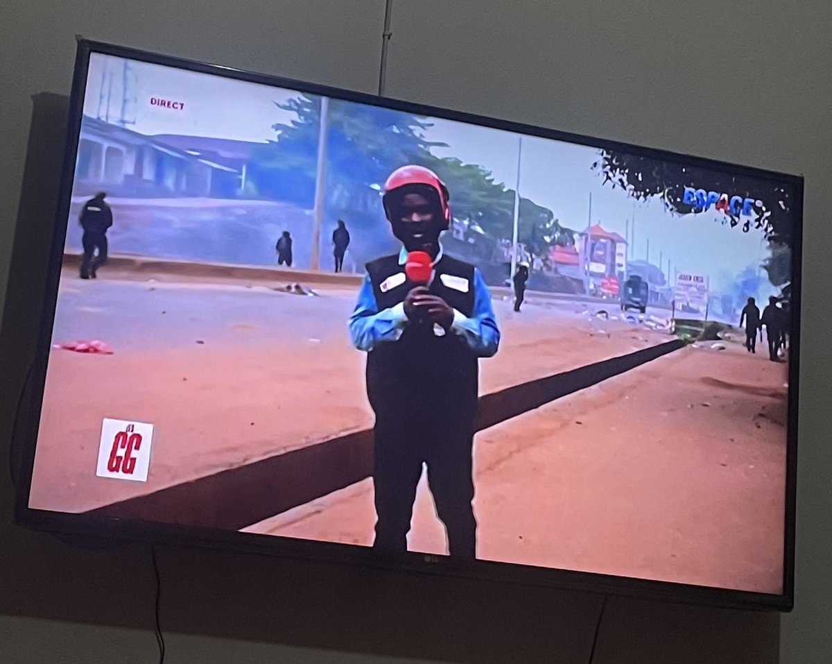 Monsieur_SIS's tweet image. Total respect aux journalistes de terrain qui font un boulot extraordinaire. Ils seront toujours mieux que nous autres qui squattons les studios climatisés en parlant gros français pour allumer les gens 😂 

Big up @BOULLERE997 

#EspaceGG