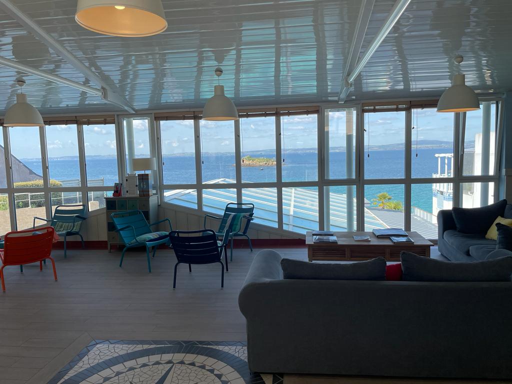 franckgervais's tweet image. Cap sur le Finistère lors des vacances de Pâques avec un coup de cœur spécial pour cette résidence #PierreEtVacances Premium entièrement rénovée et à la localisation tout simplement unique sur la baie de Douarnenez. Aperçu en photos 😉