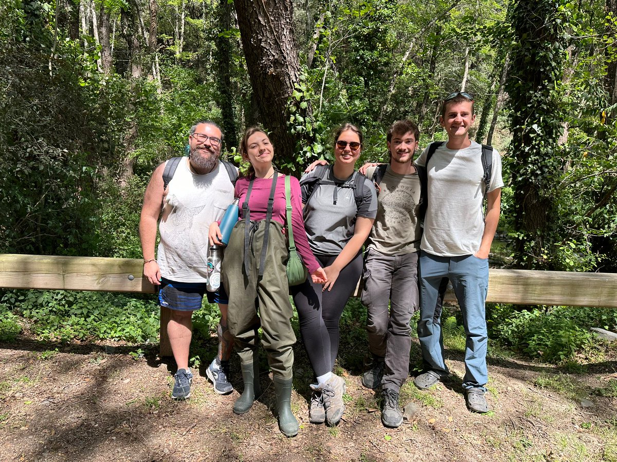 Biodivers_2023's tweet photo. Som el grup de #ecosistemesfluvials al #MàsterBiodiversitat de la Universitat de Barcelona. Combinem treball de camp i laboratori per comprendre la biodiversitat i la gestió sostenible d'aquests ecosistemes tan importants. Seguiu-nos per conèixer les nostres investigacions! https://t.co/B6N1TTYgAI