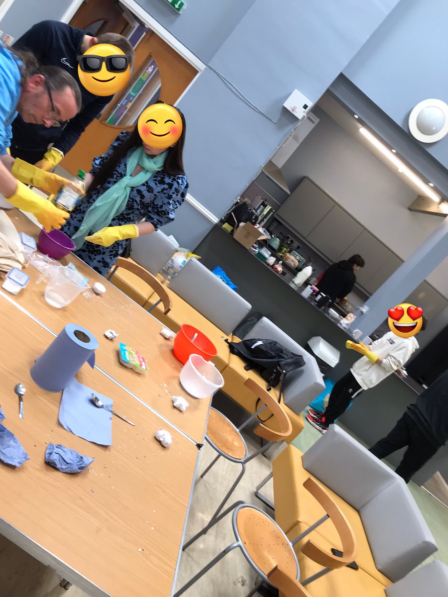 Ukrainian High School pupils had fun along with their interpreter at Evolve programme learning the science of making bath products as gifts for their mums 💝#thisisyouthwork #becauseofcld