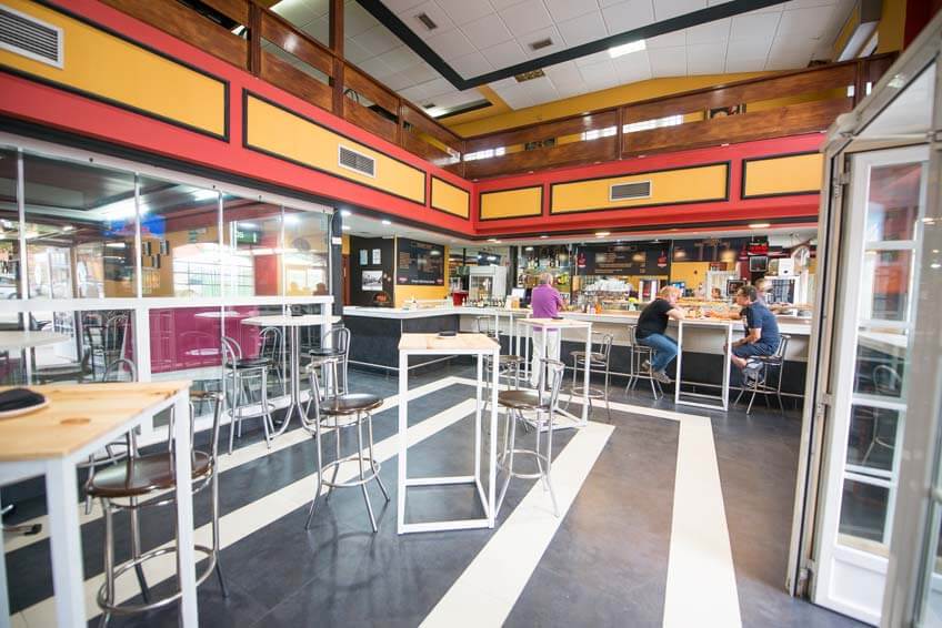 VillalbaenP29's tweet photo. Bar #Restarurante Alvano´s, #P29deVillalba, ofrece #desayunos y #menús de diario a precios muy económicos. Dispone de estupendas instalaciones, muy cómodas para sus clientes: una gran barra y zona de #bar, amplios salones #comedor y #terraza exterior. https://t.co/wos7Ej0vN1 https://t.co/oaUBHeClGD