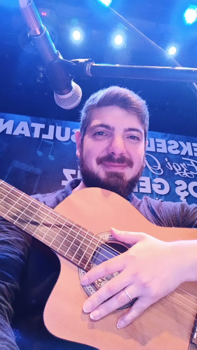 🎸🎶🎵🎙️🎸

#eyüpsultankültürsanatmerkezi
#ezgigünleri
#eskimeyenezgiler
#müzik
#gitarist