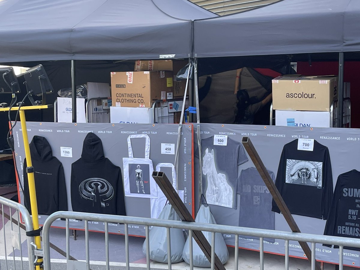 RenaissanceWT's tweet photo. #RENAISSANCEWorldTour - Merch Prices

•Long Sleeved Tee- 700SDK / 70USD
•Short Sleeved Tee- 600SDK / 60USD
•Tour Book- 1100SDK / 100USD
•Baseball Hat- 600DSK / 60USD
•Sweatpants- 1200SDK / 120USD
•Tote Bag- 450SDK/ 45USD https://t.co/3DpGqrfRYy
