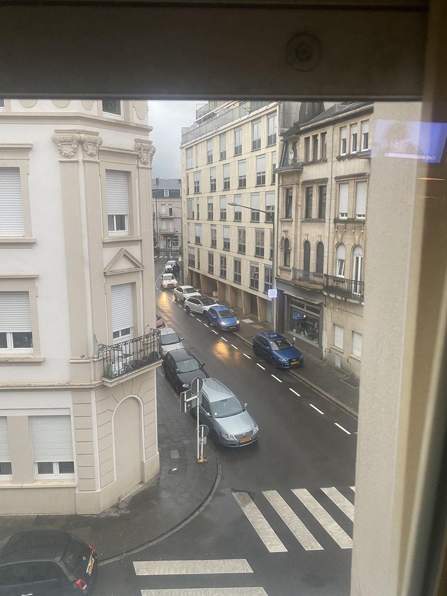 Mär sinn nach ëmmer begeeschtert vum "Jonctioun Brill-Stadhausplaz" Vëlositinéraire ❤️ Feelen just nach déi 150 nei Schëlder an da fillt jiddereen zu Esch sech direkt méi sécher um Vëlo (inkl. déi Läit, déi hei mam Auto parken)! #MerciFirNäischt