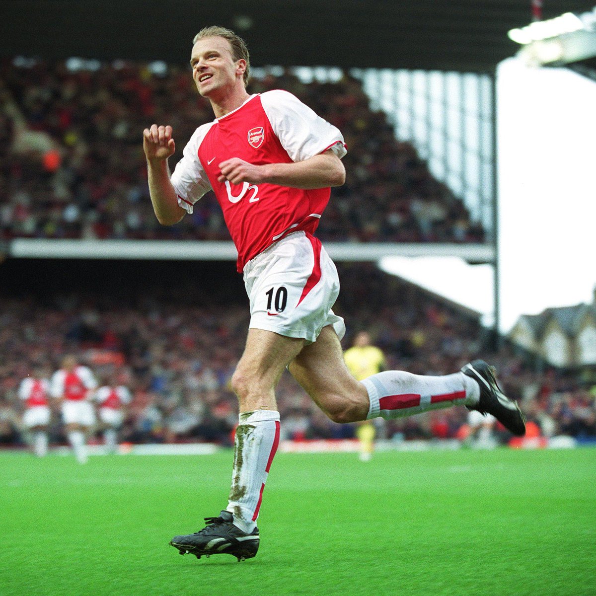 🎁 To celebrate his birthday... Which Bergkamp goal do you want to see? 💭