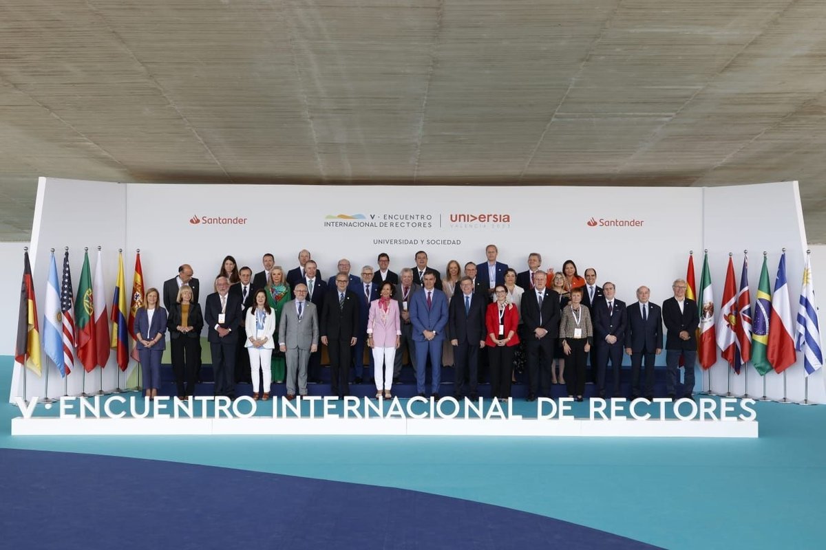 universihoy's tweet photo. 🔸#Perczyk participó del V Encuentro Internacional de Rectores Universia que se realiza en #España

📌El ministro aseguró que las universidades “tienen herramientas para aportar a la resolución de los problemas que atraviesa el mundo”.

🔗+Info: https://t.co/4UmU3KMU0r https://t.co/J05L0ADB88