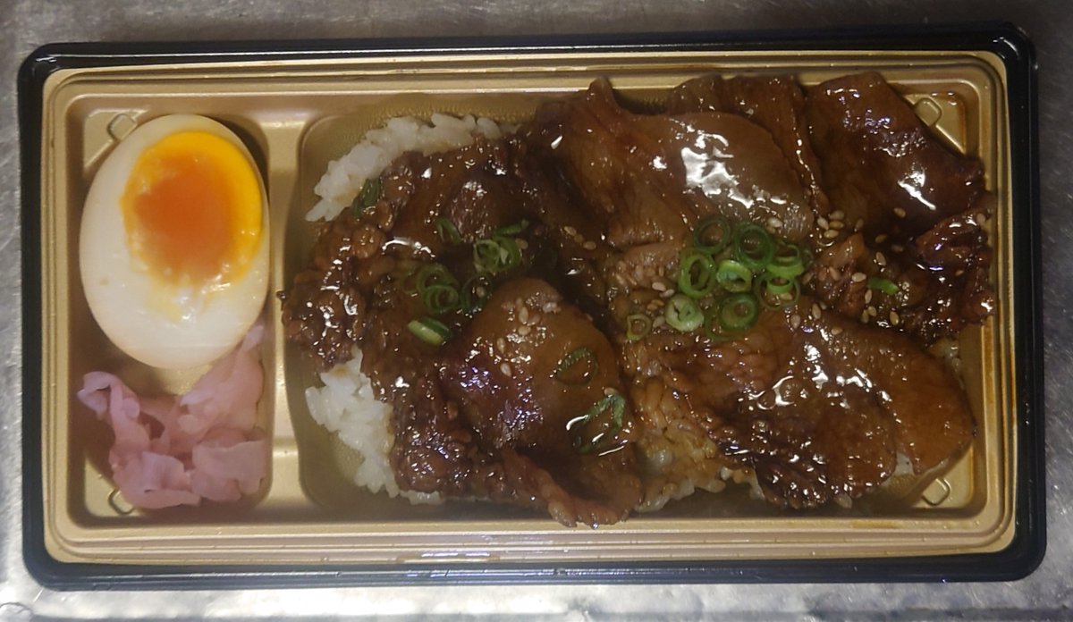 SEXY_GEORGE_'s tweet photo. みそきん買ってきた😇
こだわりの麺 醤油ラーメン🍜
九州産 本格 豚とろ炭火焼き重🦃
とろとろ肉の甘ダレに炭火焼き風味がナイス🥰💕
#みそきん #哀愁伝わりますか #八戸テイクアウト #マエダストア #醤油ラーメン #ラーメン #九州産 #豚トロ #煮玉子  #おすすめの品 #広告の品 #月間特選 #八戸市 https://t.co/2WXsCIbYSc
