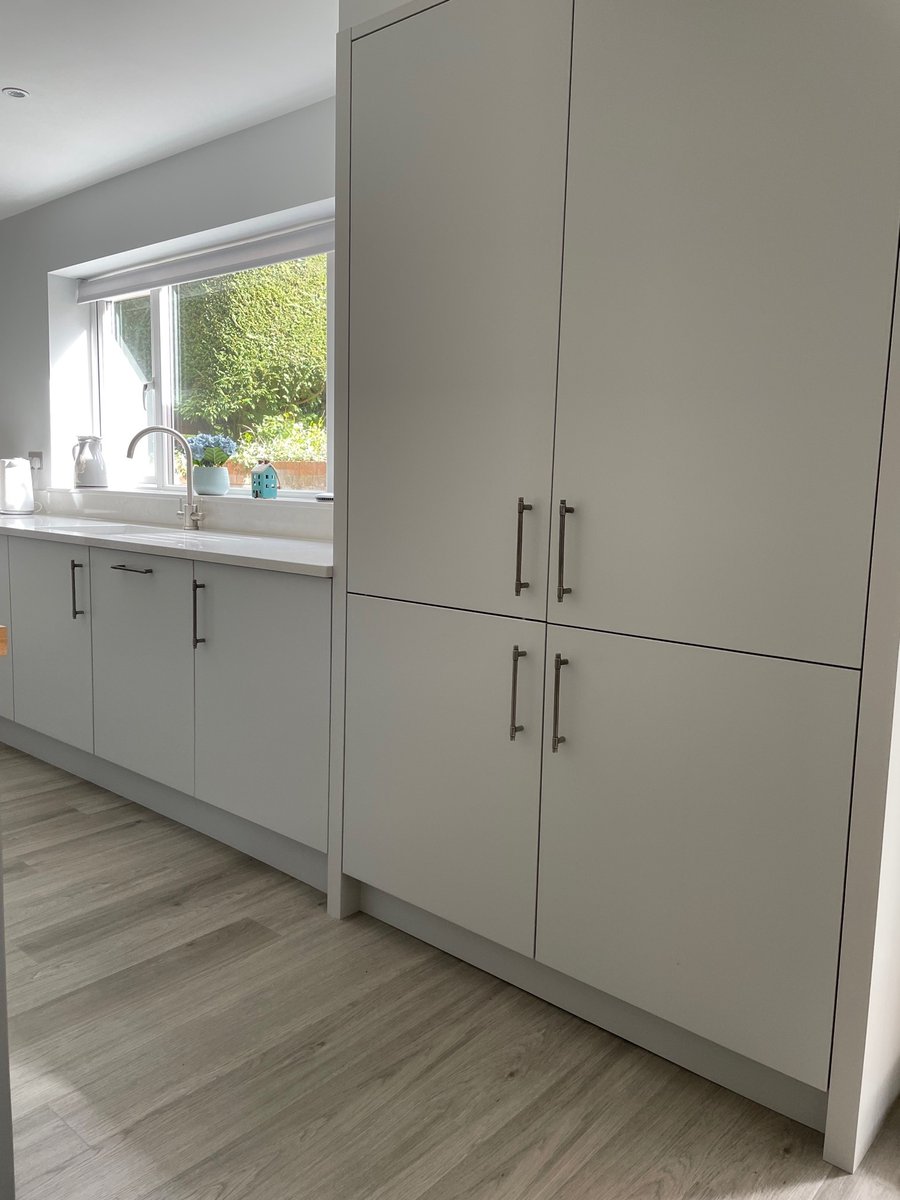 Farrow ✨

Stunning installation of our Farrow pull handles on dove grey cupboards with a white marble quartz worktop. 

Shop the range here: finessedesign.com/product/farrow…