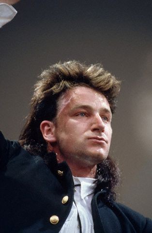 U2MDR's tweet photo. Hoy cumple Bono 63 años!!🎂 Y queremos recordarle lo que él dijo una vez: "Siendo tú mismo, lo que eres , es cuando sucede lo fantástico" El Mullet de Bono era su esencia.🔥#Bono #bonou2 #U2fans #u2 #mullethair https://t.co/UCWvmD4kSs
