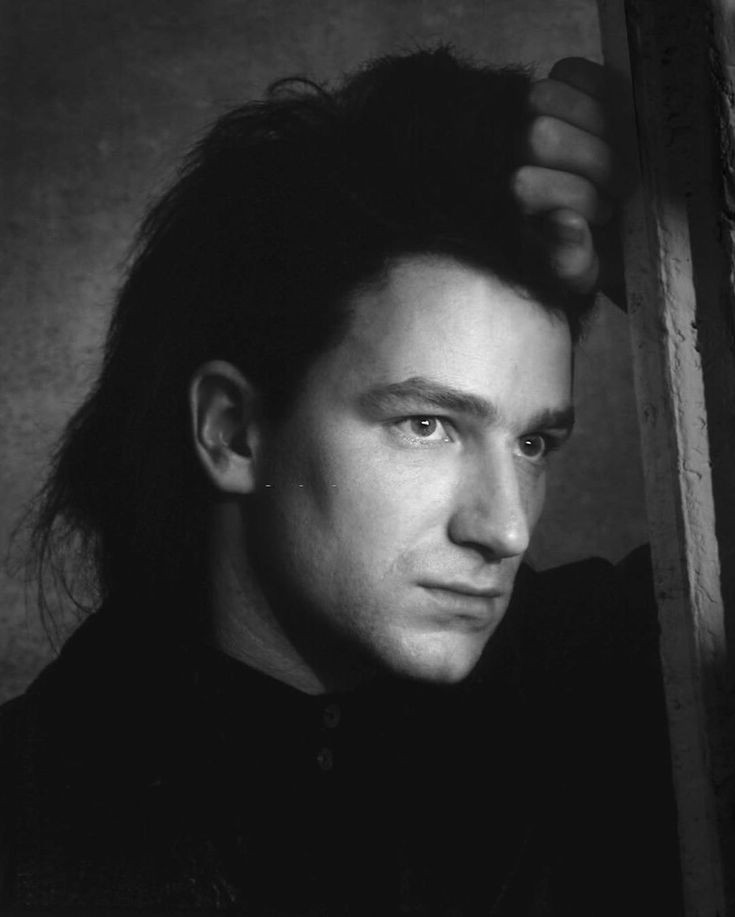 U2MDR's tweet photo. Hoy cumple Bono 63 años!!🎂 Y queremos recordarle lo que él dijo una vez: "Siendo tú mismo, lo que eres , es cuando sucede lo fantástico" El Mullet de Bono era su esencia.🔥#Bono #bonou2 #U2fans #u2 #mullethair https://t.co/UCWvmD4kSs