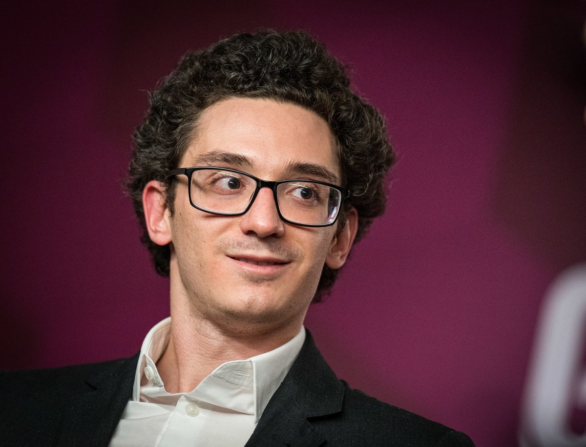 FIDE_chess's tweet photo. The tie at the top was broken today as Fabiano Caruana won a critical game against Ian Nepomniachtchi to emerge as the sole leader with 3/4. Meanwhile, Rapport drew with So, while Firouzja picked up his first win of the event, defeating Deac with Black.

Read more: https://t.co/Xswppye7uC

📷: @LennartOotes for @GrandChessTour