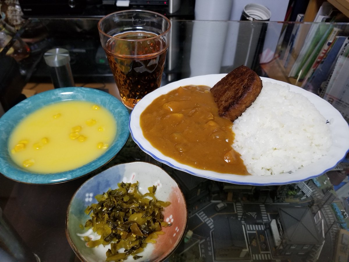 ☆今日の夕食✨ カレーにマルシンハンバーグを トッピングして愉しみました🦝 ★お品書き😋 ◆ハンバーグカレー🍛 ◆コーンスープ🌽 ◆高菜漬け🥬 ◆プーアル茶🫖