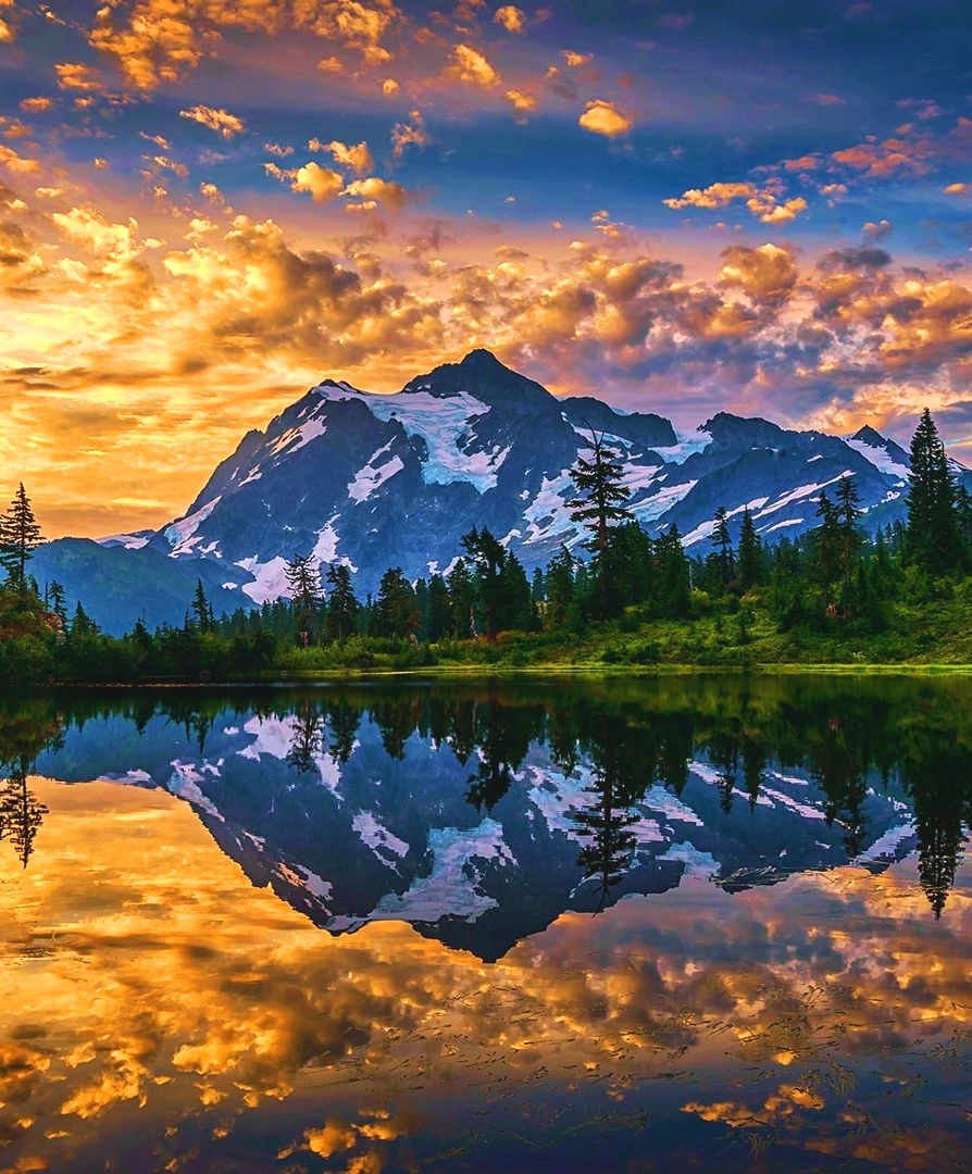 Golden Hour at Mt Shuksan in North Cascades, Washington, US