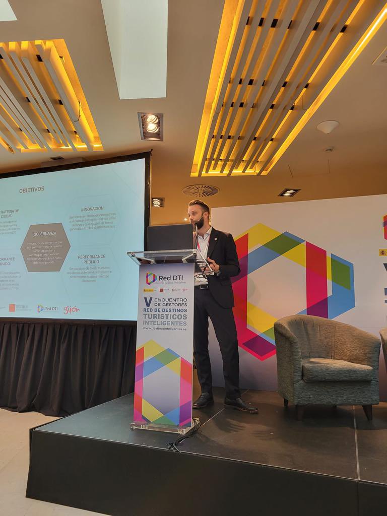 Red_DTI's tweet photo. Continúa el V Encuentro de Gestores de la @Red_DTI donde hoy se habla de #fuentesdedatos ,productos de #conocimiento para destinos y #Buenasprácticas #Ayudas https://t.co/dWL1hP2pB1