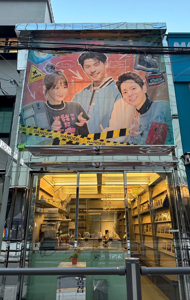 D-3!
현수막이 걸렸어요 🏳
삼총사 덕에 찾을 때 길 잃진 않겠네요!

-

親愛的：친애하는, 사랑하는
📍용산 차품집 / 23.05.12 - 05.14✨
#LoveNeverDies
#메리단의_사랑은_유효기간_백만년