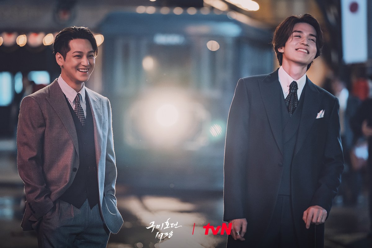 CJnDrama's tweet photo. 이들에게 벽이 느껴져요...〣( ºΔº )〣
완벽을 넘어선 갓벽..✨
연기 포텐 터진 배우들의 훈훈한 촬영 비하인드📸

K-판타지 액션 활극 <구미호뎐1938>
[토일] 밤 9:20ㅣtvN

#구미호뎐1938 #taleoftheninetailed1938
#이동욱 #김소연 #김범 #류경수 #황희 #김용지
#tvN #스트리밍은TVING https://t.co/XGIEvwOzM8
