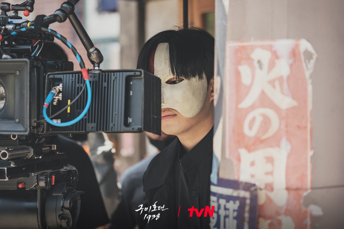 CJnDrama's tweet photo. 이들에게 벽이 느껴져요...〣( ºΔº )〣
완벽을 넘어선 갓벽..✨
연기 포텐 터진 배우들의 훈훈한 촬영 비하인드📸

K-판타지 액션 활극 <구미호뎐1938>
[토일] 밤 9:20ㅣtvN

#구미호뎐1938 #taleoftheninetailed1938
#이동욱 #김소연 #김범 #류경수 #황희 #김용지
#tvN #스트리밍은TVING https://t.co/XGIEvwOzM8
