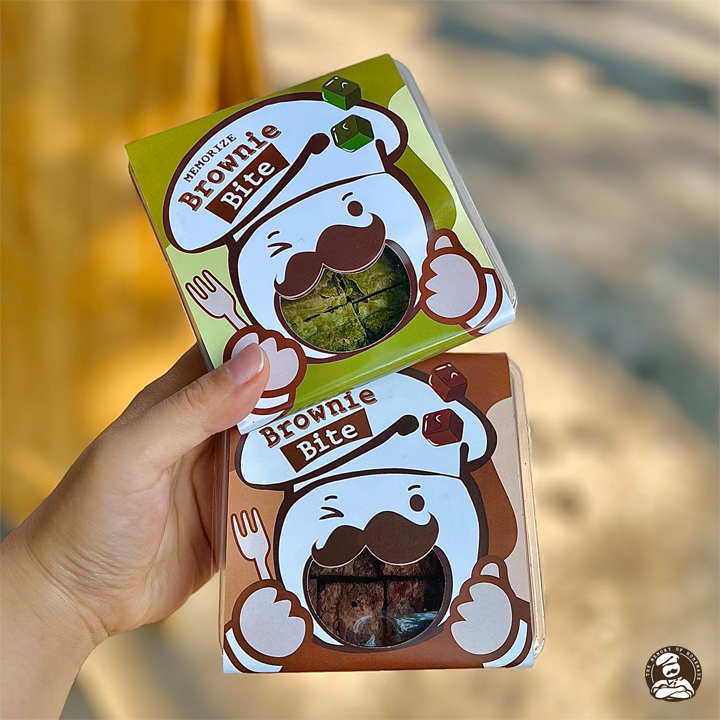 memorizedessert's tweet photo. 📌 เต็ม 10 ไม่หัก!! รีวิว Brownie Bite บราวนี่หน้าฟิล์มตัวใหม่ ตัดชิ้นพอดีคำ พกพาสะดวก ทานง่าย หนึบหนับตามแบบฉบับของ Memorize Brownie ✨
🍫รสช็อกโกแลตฉ่ำ เข้มข้น
🍵รสมัทฉะ เอาใจสายชาเขียวญี่ปุ่น
#memorizebrownie #brownie #browniebite #matcha https://t.co/ocCWhxPJNC