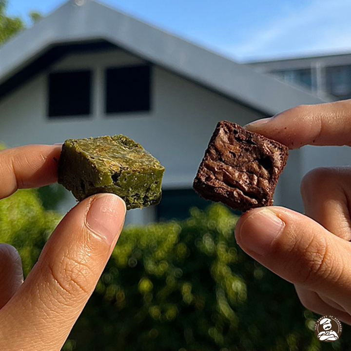 memorizedessert's tweet photo. 📌 เต็ม 10 ไม่หัก!! รีวิว Brownie Bite บราวนี่หน้าฟิล์มตัวใหม่ ตัดชิ้นพอดีคำ พกพาสะดวก ทานง่าย หนึบหนับตามแบบฉบับของ Memorize Brownie ✨
🍫รสช็อกโกแลตฉ่ำ เข้มข้น
🍵รสมัทฉะ เอาใจสายชาเขียวญี่ปุ่น
#memorizebrownie #brownie #browniebite #matcha https://t.co/ocCWhxPJNC
