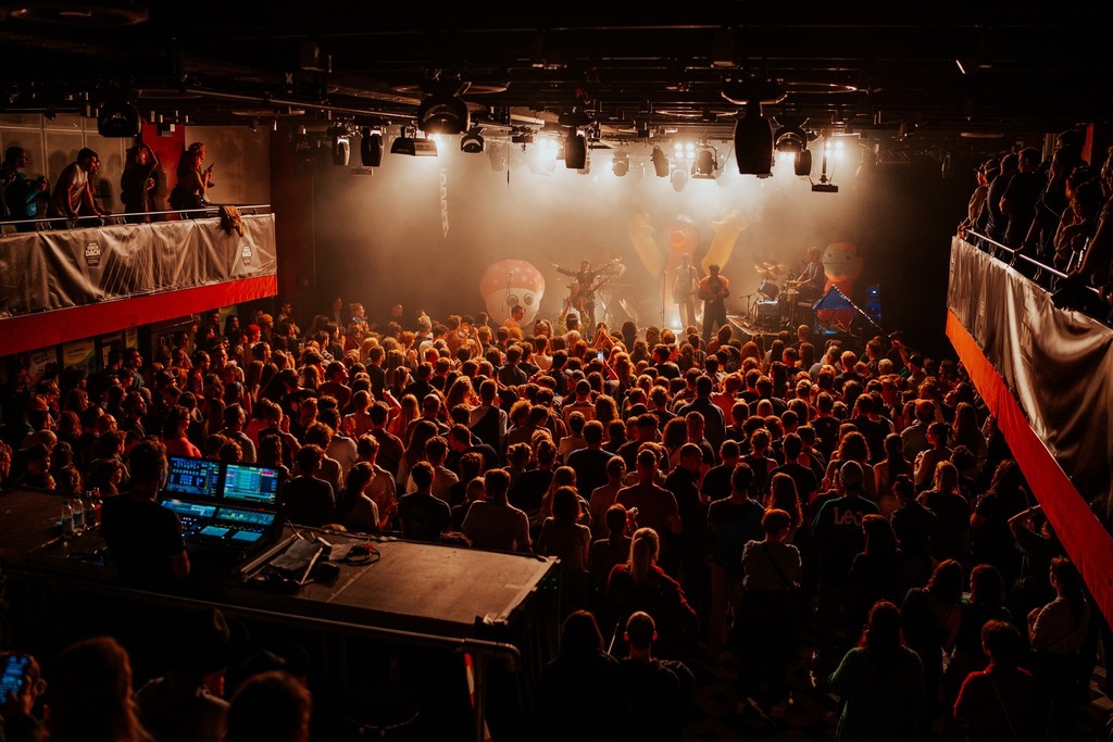 Wow. Einfach nur wow! Ihr habt alle tatkräftig dazu beigetragen, das Unter einem Dach Festival auch dieses Jahr zu einem unvergesslichen Erlebnis für uns alle zu machen. Hiermit ergeht ein großes Dankeschön an das tollste Publikum der Welt: an euch! ❤ instagr.am/p/CsDv0SvNBxA/