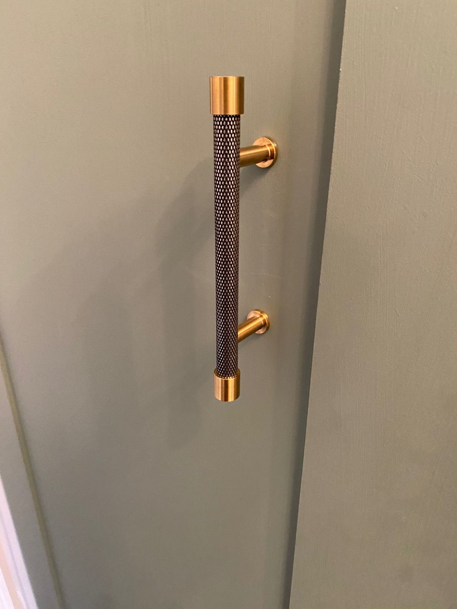 We love this pairing of our new immix cupboard pull handles in antique gold with green cupboards.

Shop the immix collection here: finessedesign.com/immix/
