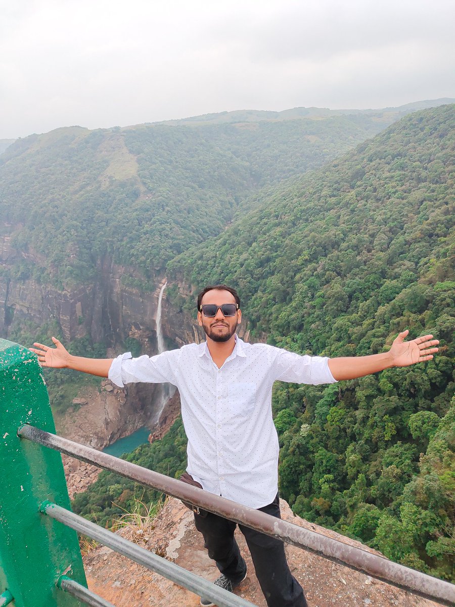 arashiq11's tweet photo. Cherapunji, Shillong https://t.co/uirUEsNVhx
