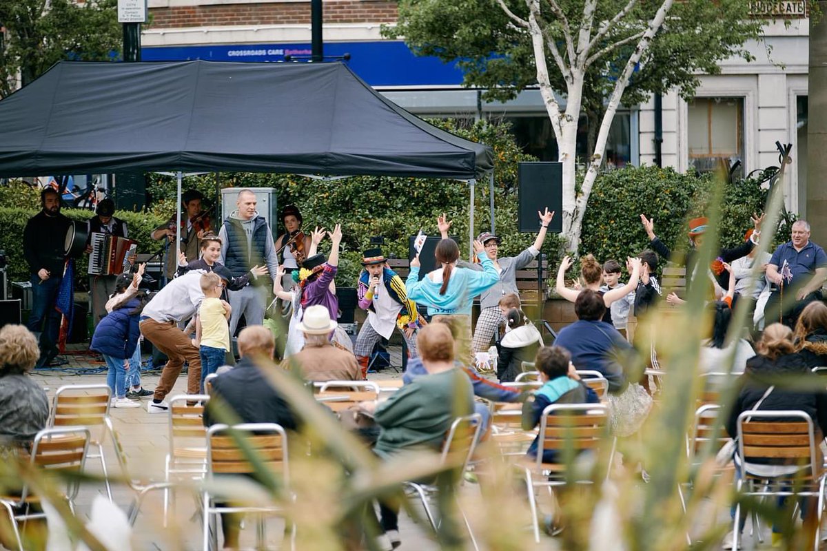 R work is cross cultural & inter generational..we look at the similarities of steps from the folk dance world & street dance world..hip hop styles we believe r the folk steps, trends of the day. We want to get people to laugh,smile,connect,make new friends 📷Sam McQueen ☀️🕊️🌎❤️