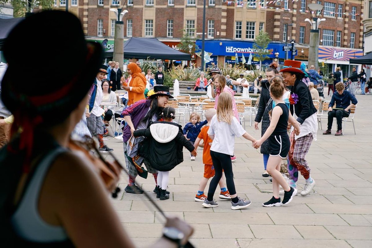 FolkDanceRemixd's tweet photo. R work is cross cultural &amp;  inter generational..we look at the similarities of steps from the folk dance world &amp; street dance world..hip hop styles we believe r the folk steps, trends of the day. We want to get people to laugh,smile,connect,make new friends 📷Sam McQueen ☀️🕊️🌎❤️ https://t.co/Ud4Z9sqXMg