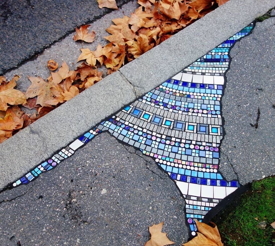 Musk_DaiIy_news's tweet photo. Ememem artist 
He repairs cracks in the street of the City he lives in (Lyon) with colourful ceramic patterns.  
Colourful and should last being ceramic https://t.co/BCt7HLzzPp