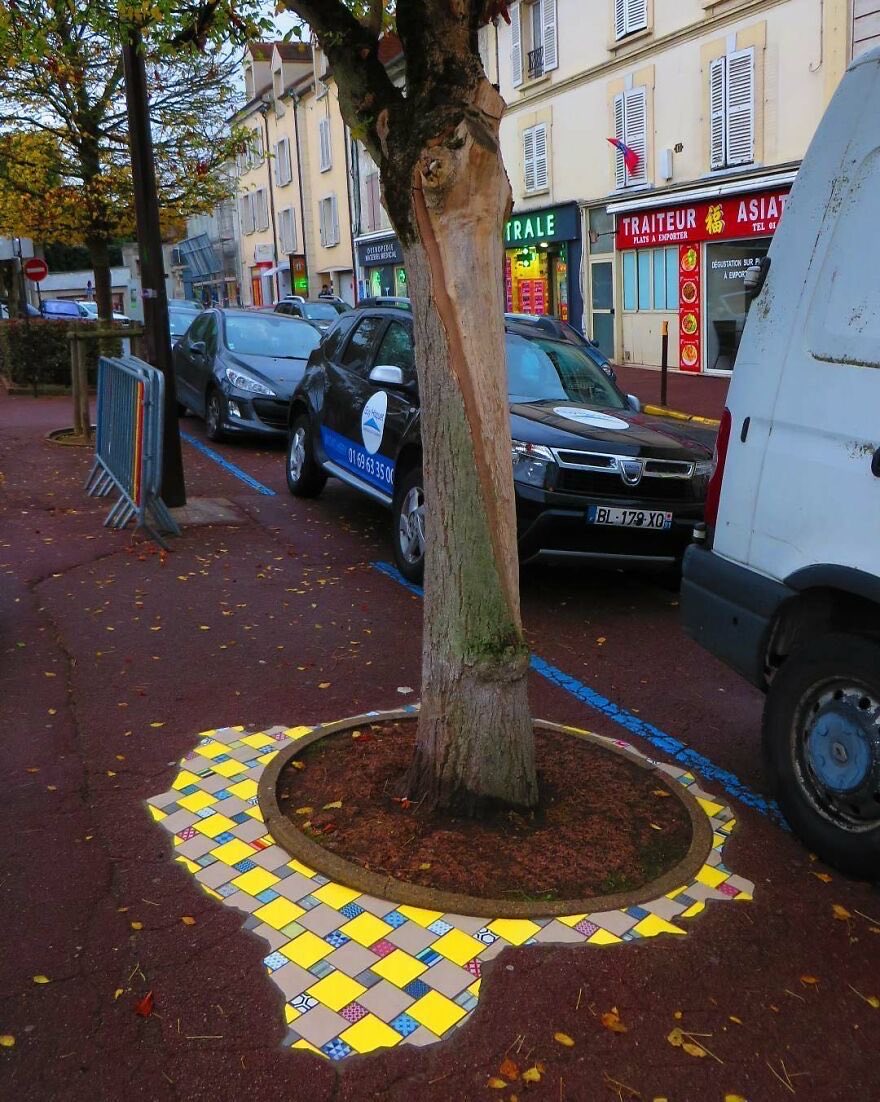 Musk_DaiIy_news's tweet photo. Ememem artist 
He repairs cracks in the street of the City he lives in (Lyon) with colourful ceramic patterns.  
Colourful and should last being ceramic https://t.co/BCt7HLzzPp