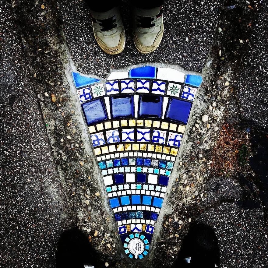 Musk_DaiIy_news's tweet photo. Ememem artist 
He repairs cracks in the street of the City he lives in (Lyon) with colourful ceramic patterns.  
Colourful and should last being ceramic https://t.co/BCt7HLzzPp