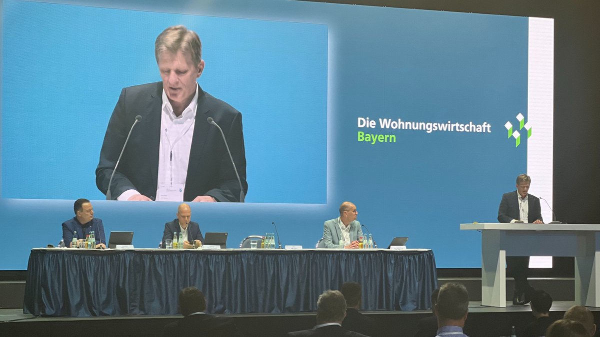 VdWBayern's tweet photo. Tag der #Wohnungswirtschaft Bayern: Die 502 Mitgliedsunternehmen des VdW Bayern fordern in ihrer Resolution bessere Rahmenbedingungen für den #Wohnungsbau und eine soziale Abfederung für den #Klimaschutz. Die zentrale Botschaft: Bauen muss wieder bezahlbar werden. https://t.co/IgKcHMnuev