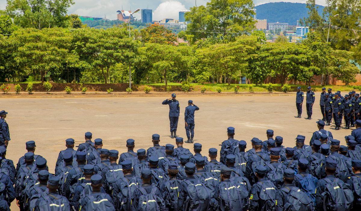 Rwandapolice's tweet photo. Nonaha,

Umuyobozi mukuru wa Polisi wungirije ushinzwe ibikorwa, DIGP Vincent Sano arimo guha impanuro abapolisi 380 bitegura kujya mu butumwa bw’Umuryango w’abibumbye bwo kubungabunga amahoro mu gihugu cya Sudan y’Amajyepfo na Santrafurika. https://t.co/20UfK4E5ne