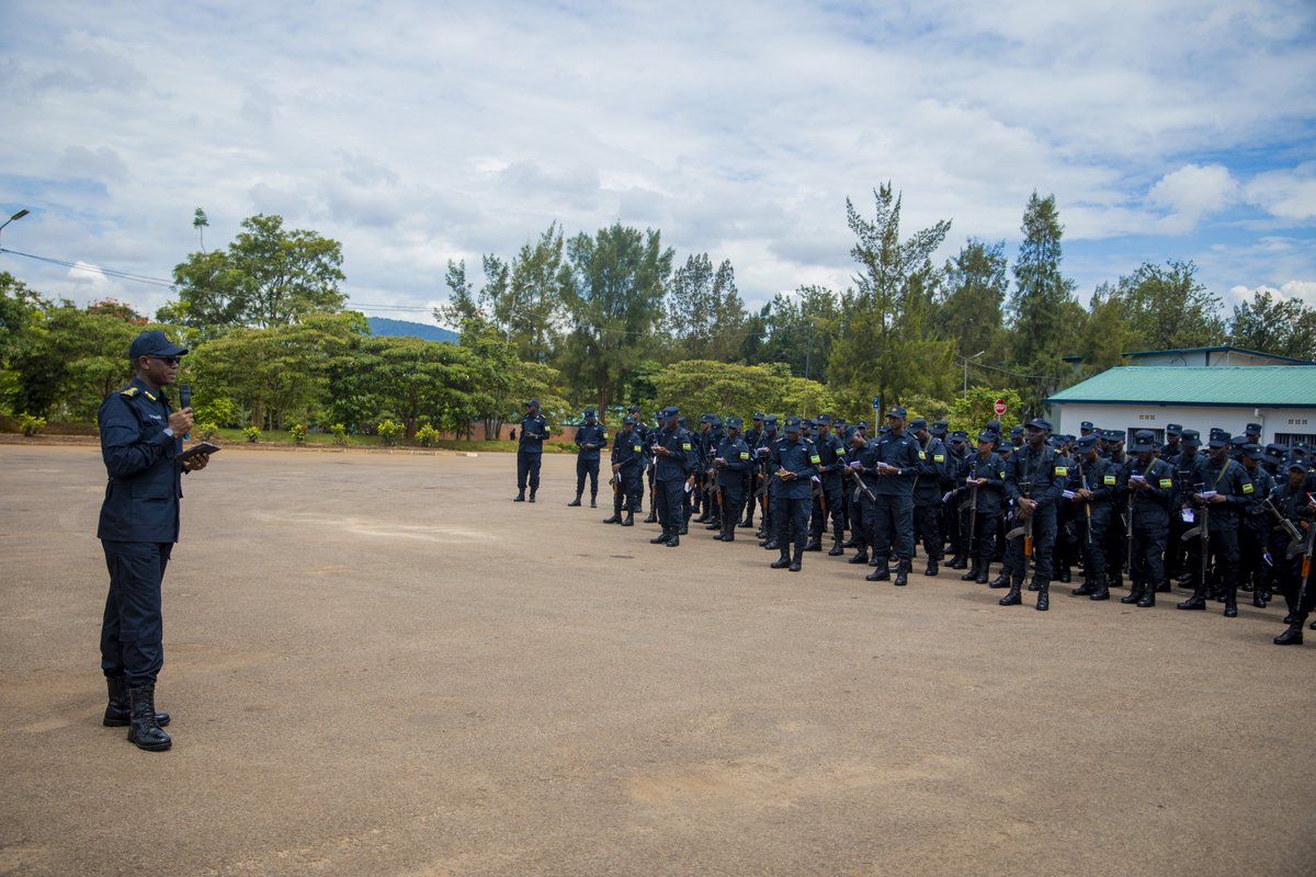 Rwandapolice's tweet photo. Nonaha,

Umuyobozi mukuru wa Polisi wungirije ushinzwe ibikorwa, DIGP Vincent Sano arimo guha impanuro abapolisi 380 bitegura kujya mu butumwa bw’Umuryango w’abibumbye bwo kubungabunga amahoro mu gihugu cya Sudan y’Amajyepfo na Santrafurika. https://t.co/20UfK4E5ne