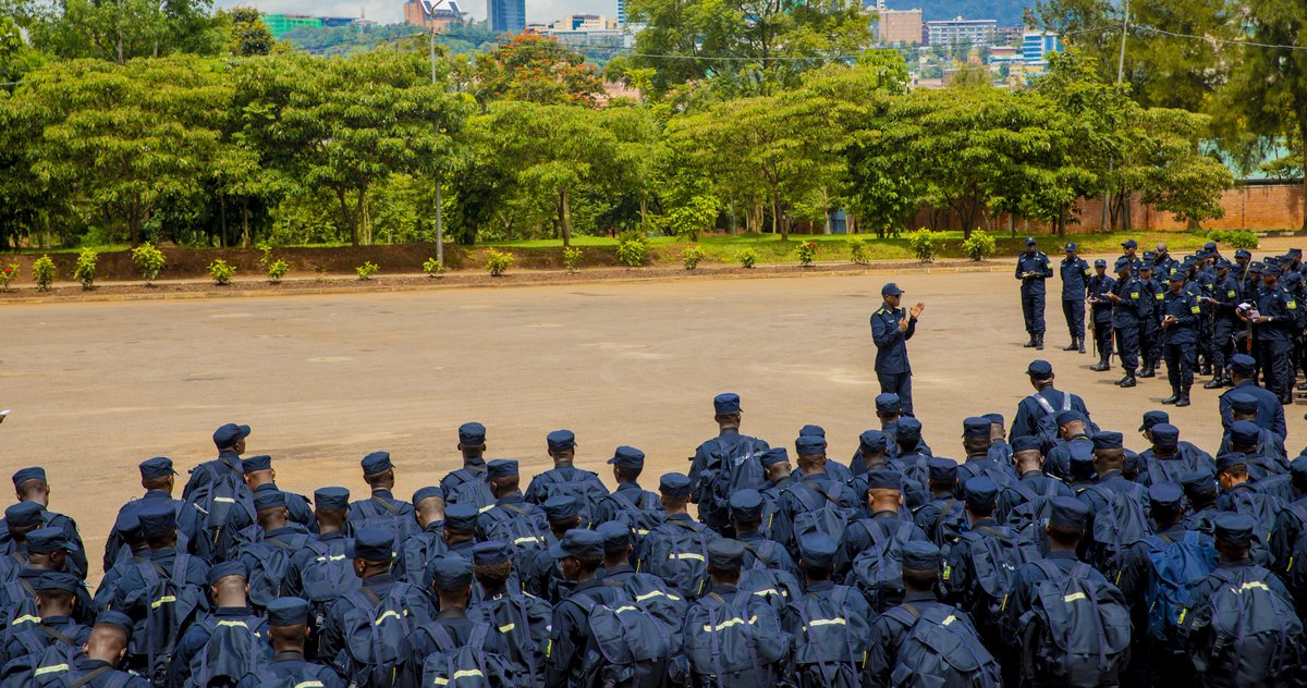 Rwandapolice's tweet photo. Nonaha,

Umuyobozi mukuru wa Polisi wungirije ushinzwe ibikorwa, DIGP Vincent Sano arimo guha impanuro abapolisi 380 bitegura kujya mu butumwa bw’Umuryango w’abibumbye bwo kubungabunga amahoro mu gihugu cya Sudan y’Amajyepfo na Santrafurika. https://t.co/20UfK4E5ne
