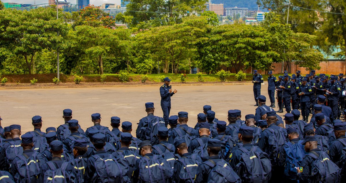 Rwandapolice's tweet photo. Nonaha,

Umuyobozi mukuru wa Polisi wungirije ushinzwe ibikorwa, DIGP Vincent Sano arimo guha impanuro abapolisi 380 bitegura kujya mu butumwa bw’Umuryango w’abibumbye bwo kubungabunga amahoro mu gihugu cya Sudan y’Amajyepfo na Santrafurika. https://t.co/20UfK4E5ne